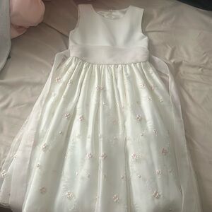 Cinderella dress. Size 6 X. Color is off white. Only worn once.